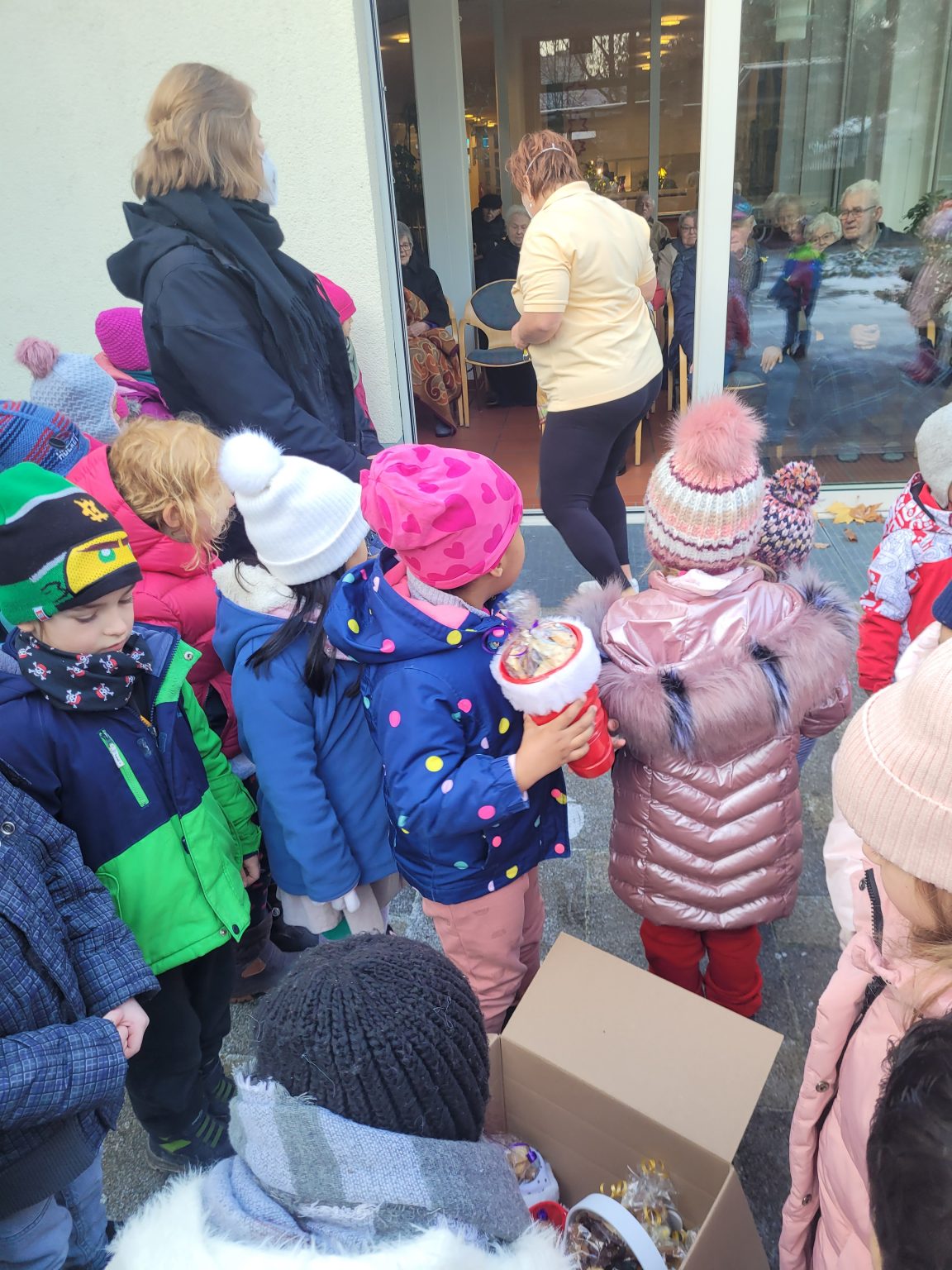 Advent – Besuch des Seniorenheimes – Katholischer Kindergarten St. Martin